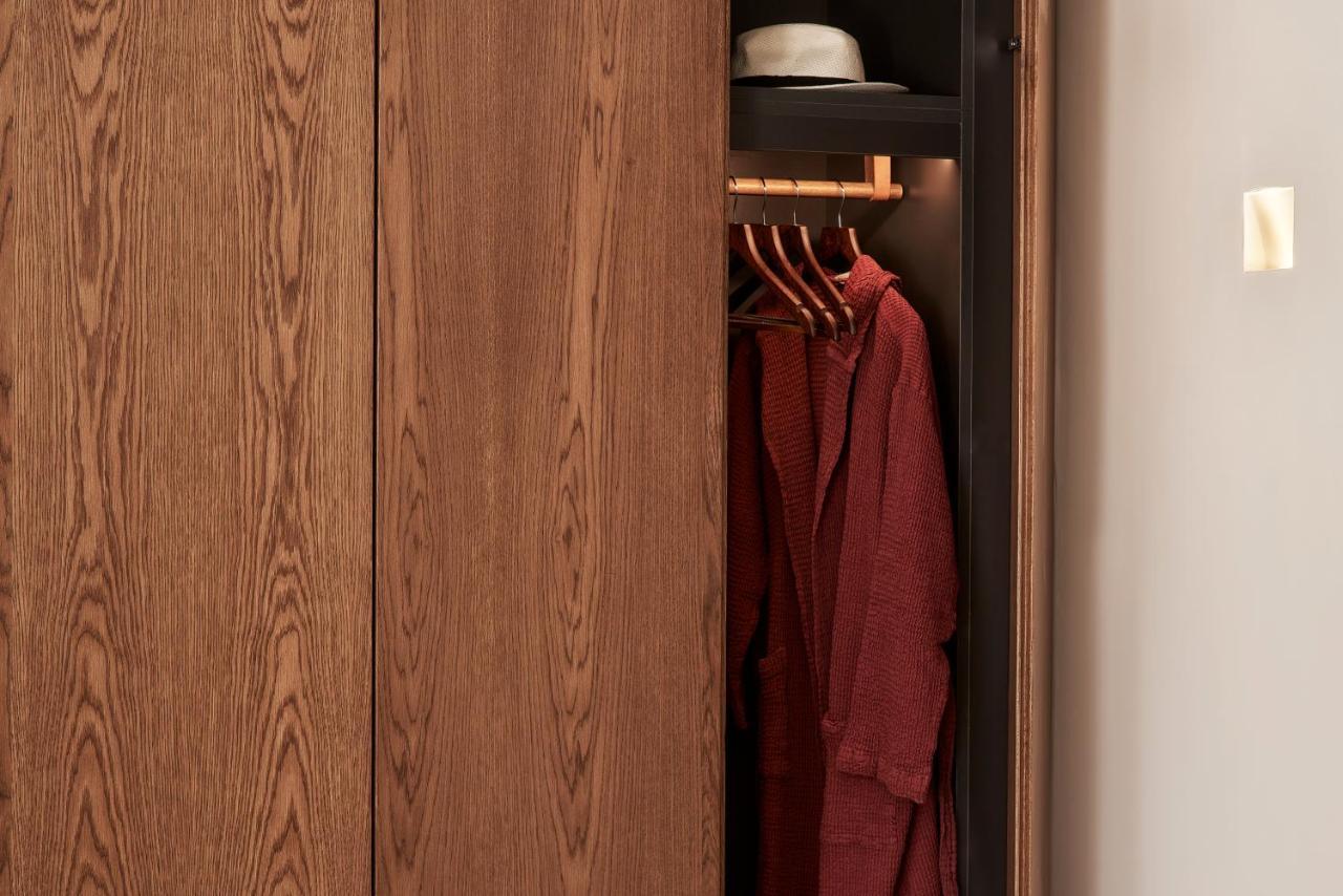 Orama Hotel & Spa Fíra Kültér fotó A wardrobe